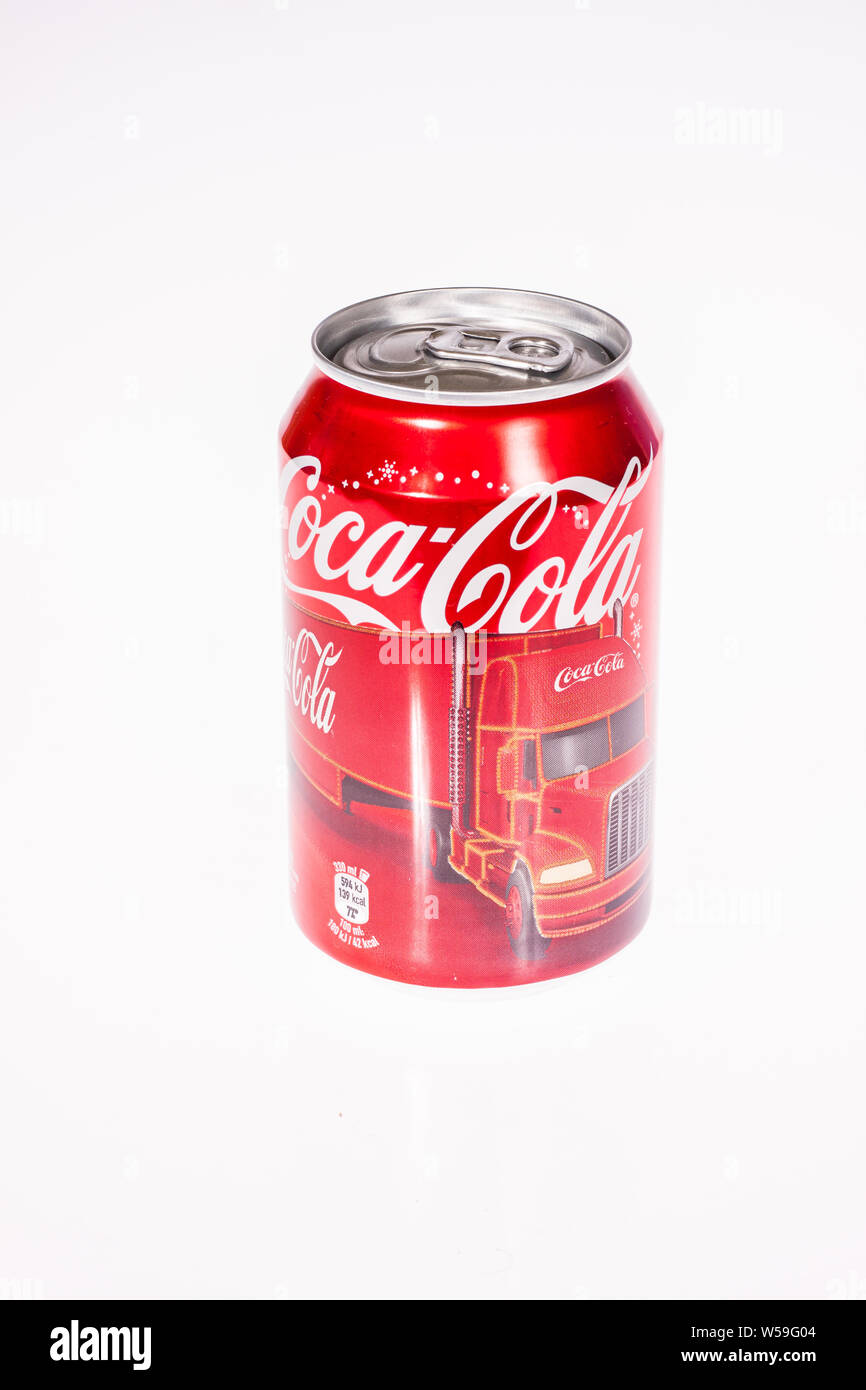 Classic Coca Cola può, Coca-Cola Company è il più popolare leader di mercato bevanda analcolica carbonata chiamato Coke Foto Stock