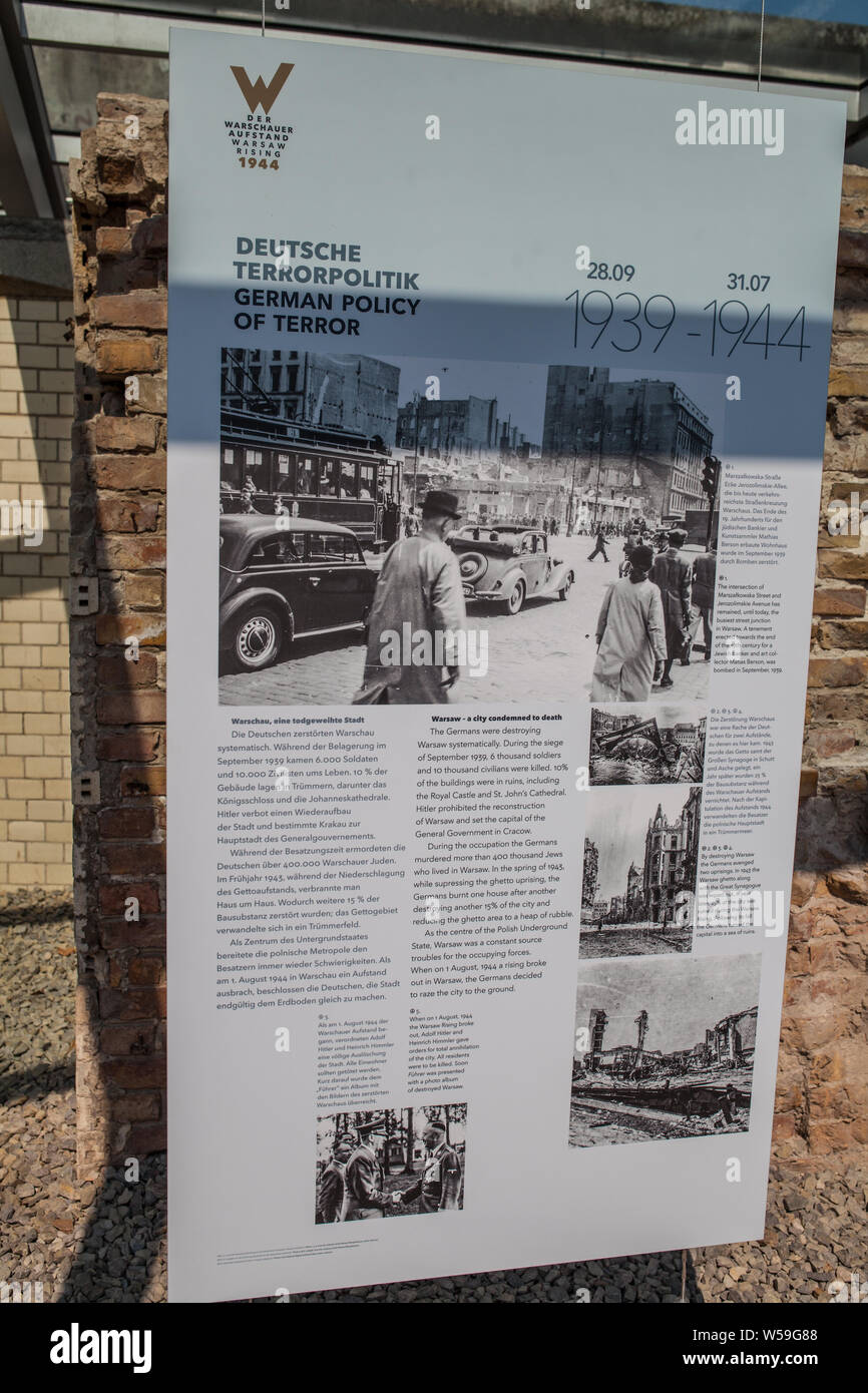 Berlino, Aug 2014: Varsavia Rising 1944 mostra commemorativa dei combattimenti contro i nazisti a Varsavia durante la Seconda Guerra Mondiale la seconda guerra mondiale Foto Stock