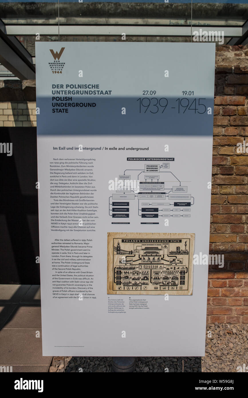 Berlino, Aug 2014: Varsavia Rising 1944 mostra commemorativa dei combattimenti contro i nazisti a Varsavia durante la Seconda Guerra Mondiale la seconda guerra mondiale Foto Stock