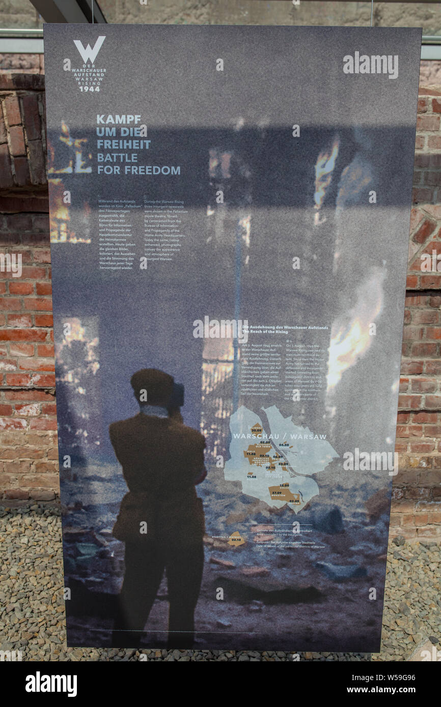 Berlino, Aug 2014: Varsavia Rising 1944 mostra commemorativa dei combattimenti contro i nazisti a Varsavia durante la Seconda Guerra Mondiale la seconda guerra mondiale Foto Stock