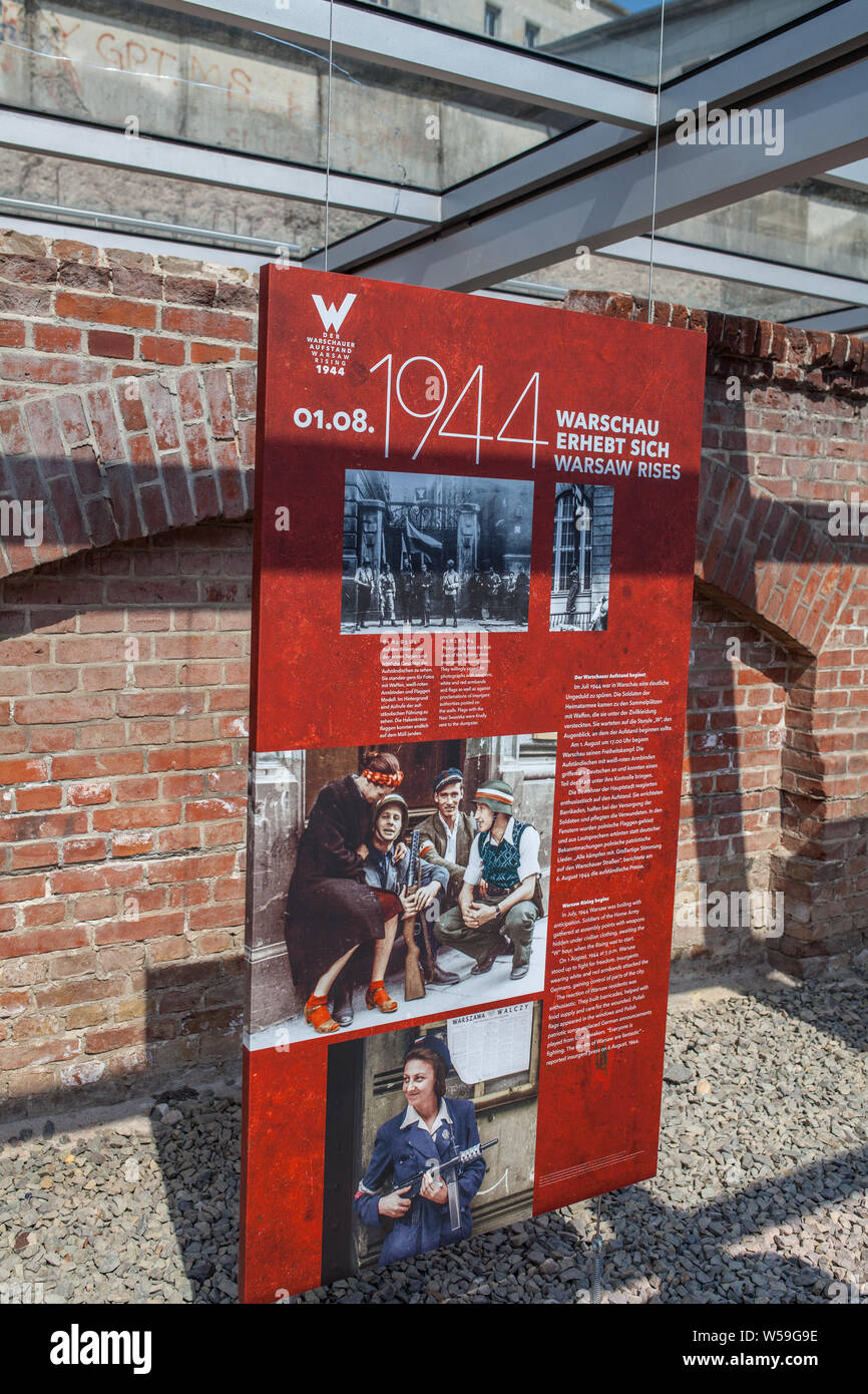 Berlino, Aug 2014: Varsavia Rising 1944 mostra commemorativa dei combattimenti contro i nazisti a Varsavia durante la Seconda Guerra Mondiale la seconda guerra mondiale Foto Stock