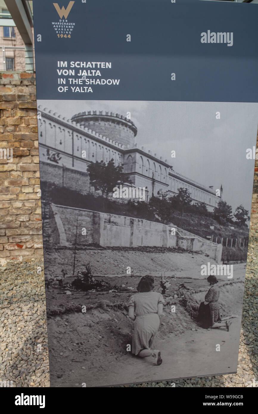 Berlino, Aug 2014: Varsavia Rising 1944 mostra commemorativa dei combattimenti contro i nazisti a Varsavia durante la Seconda Guerra Mondiale la seconda guerra mondiale Foto Stock