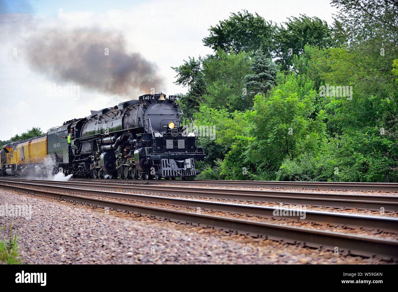Winfield, Illinois, Stati Uniti d'America. La più grande locomotiva a vapore mai costruito, la Union Pacific Railroad 'Big Boy" ruggito lungo il vicino Winfield, Illinois. Foto Stock