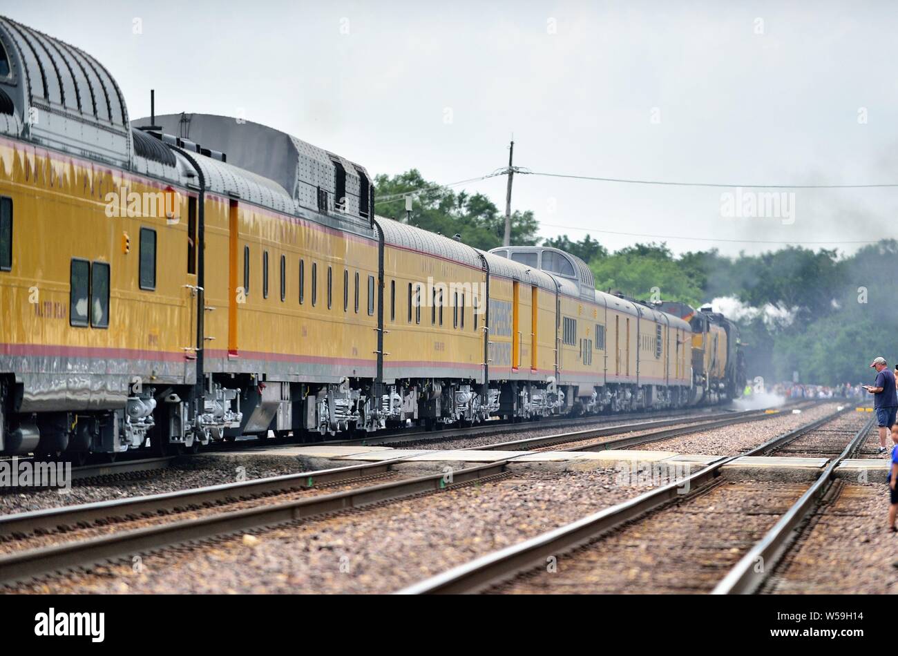 Winfield, Illinois, Stati Uniti d'America. Un treno di escursione guidata dal più grande locomotiva a vapore mai costruito, la Union Pacific Railroad 'Big Boy' rallentare nei pressi di Winfield. Foto Stock