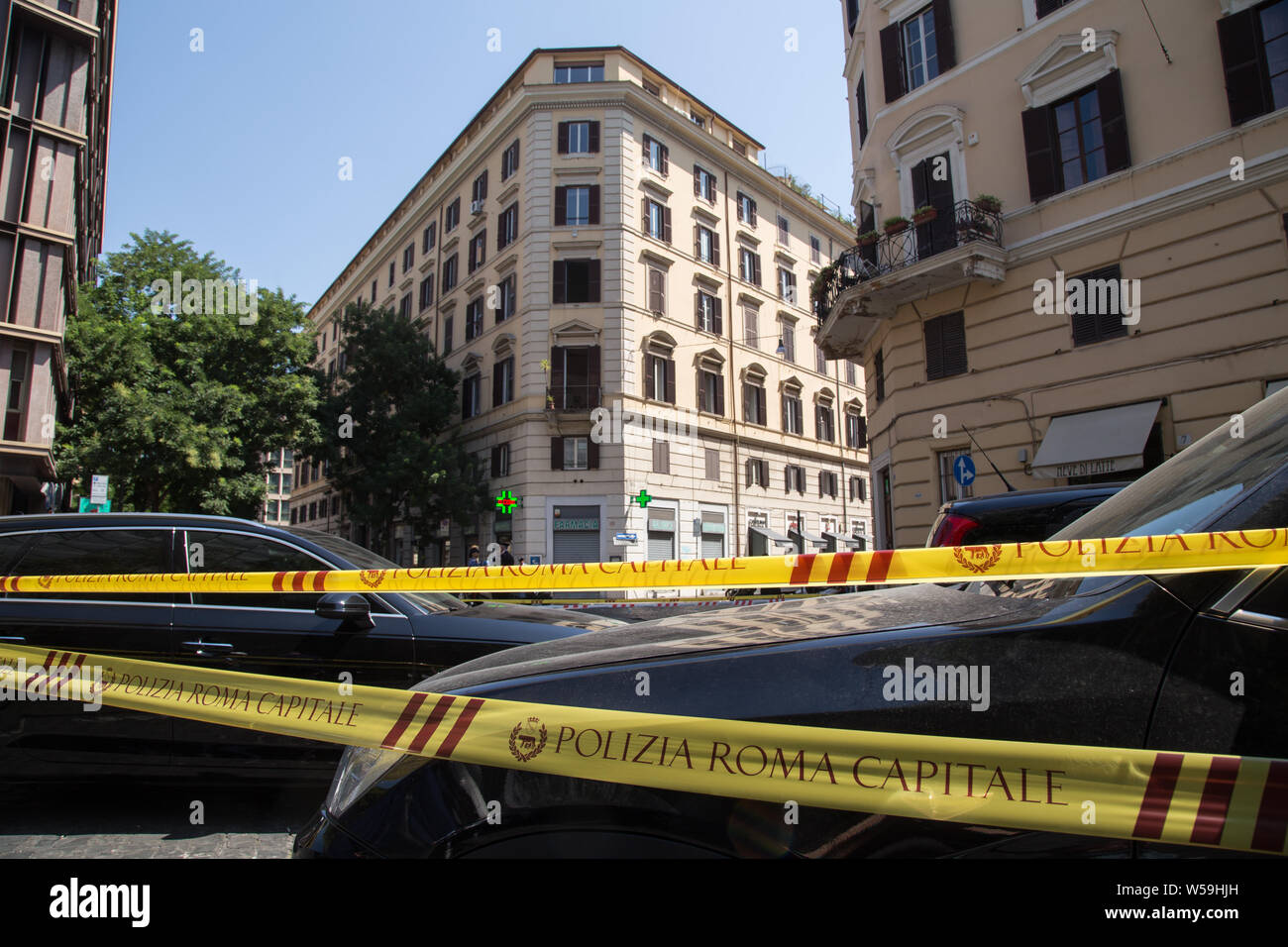 Roma, Italia. 26 Luglio, 2019. Un carabiniere è stato ucciso questa notte a Roma da due persone che trasportano una borsa sospetta. È accaduto poco dopo le tre del mattino, in via Pietro Cossa, quartiere Prati Credito: Matteo Nardone/Pacific Press/Alamy Live News Foto Stock