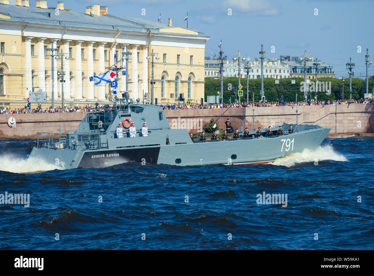 ST. PETERSBURG, Russia - Luglio 25, 2019: lo sbarco barca 'Alexey Barinov' (progetto 11770, 'Serna') chiudere fino a una prova di una parata navale in onore Foto Stock