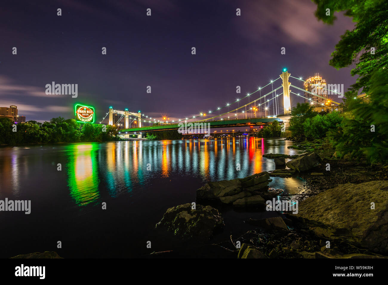 Ponte di Hennepin e la cinghia grano segno di birra Foto Stock