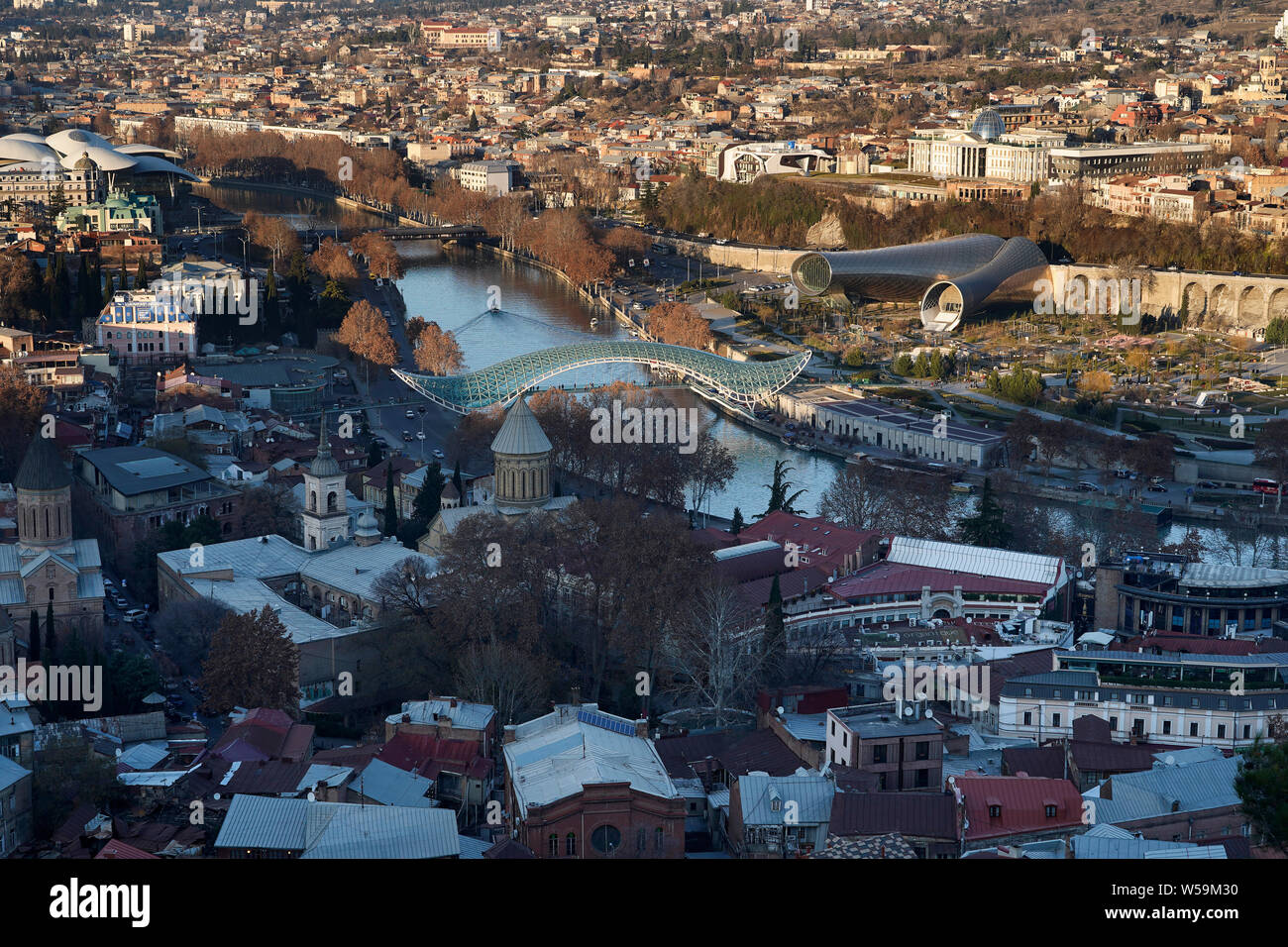 Vista aerea sul centro della città con il ponte di pace oltre il fiume Mtkvari che devides due destricts Kala e Avlabari. Tbilisi, Georgia Foto Stock