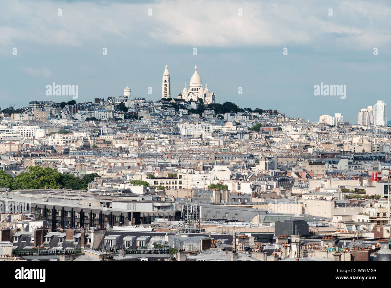 Paesaggio della città di Parigi in Francia con il Sacré-Coeur, famoso punto di riferimento e meta di viaggio in Europa Foto Stock