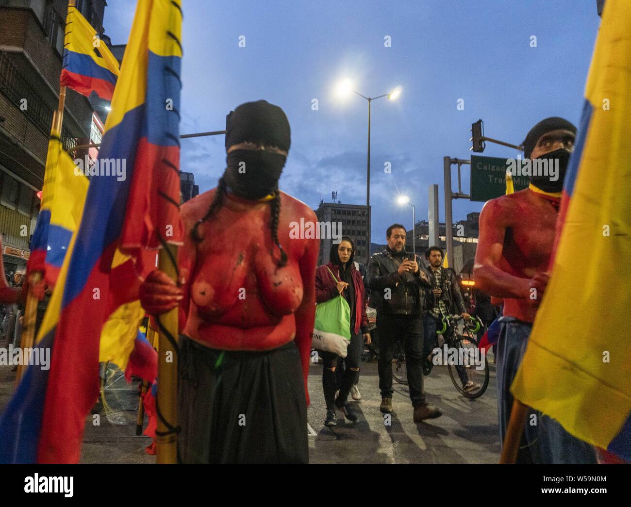 4 giugno 2019: le persone a svolgere con colombiano bandiere nazionali durante il mese di marzo contro gli omicidi di attivisti, a Bogotà. In segno di protesta per l assassinio del leader sociali. Credito: Daniel Garzon Herazo/ZUMA filo/Alamy Live News Foto Stock