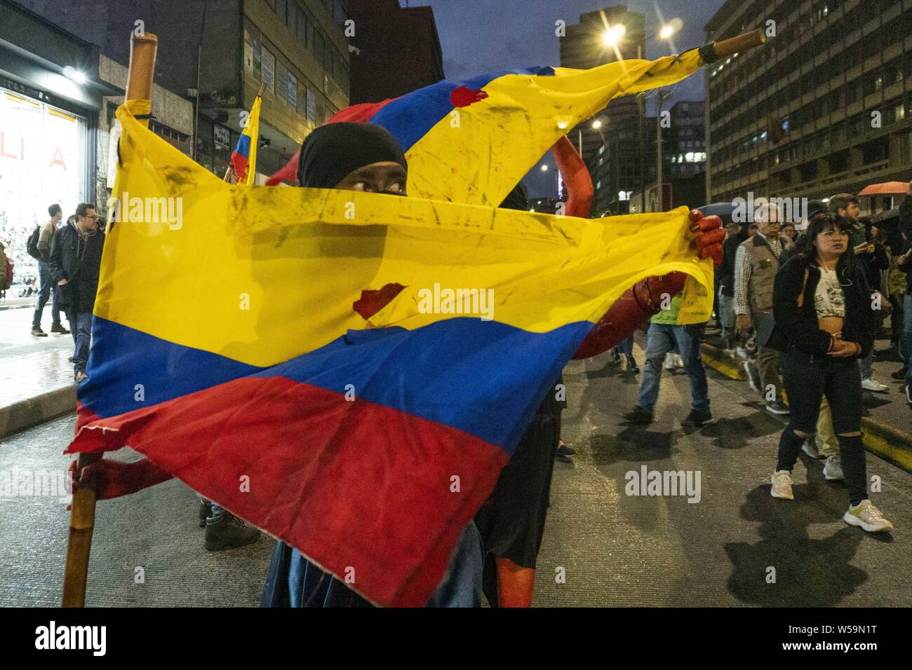4 giugno 2019: le persone a svolgere con colombiano bandiere nazionali durante il mese di marzo contro gli omicidi di attivisti, a Bogotà. In segno di protesta per l assassinio del leader sociali. Credito: Daniel Garzon Herazo/ZUMA filo/Alamy Live News Foto Stock