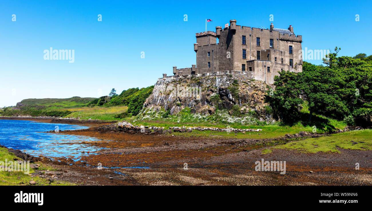 Il castello di Dunvegan, casa del McLeod clan scozzesi, Dunvegan, Isola di Skye, Ebridi Interne, Loch Dunvegan, Scotland, Regno Unito Foto Stock