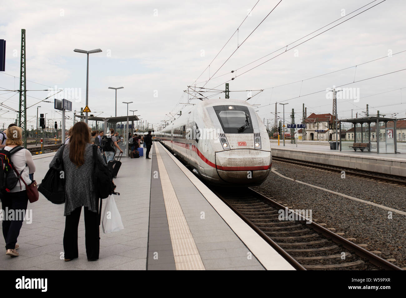 Un treno AD alta velocità ICE Intercity Express sul binario della Hauptbahnhof (stazione ferroviaria principale) a Lipsia, Germania. Foto Stock