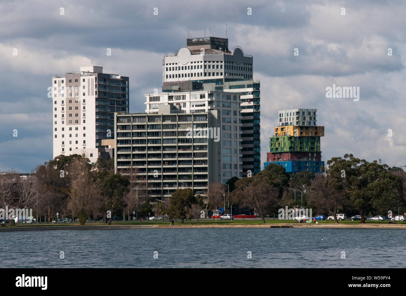 St Kilda Road edifici che si vede attraverso l'Albert Park Lake, Melbourne, Australia Foto Stock