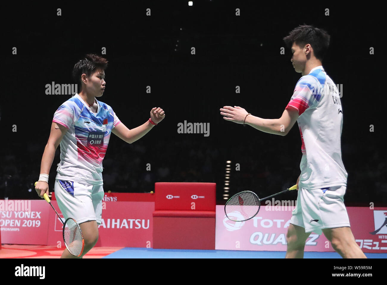 Tokyo. 27 Luglio, 2019. Wang Yilyu (R)/Huang Dongping della Cina celebrare durante il doppio misto semifinale contro Chan Peng presto/Goh Liu Ying della Malaysia presso il Japan Open 2019 Torneo di badminton a Tokyo in Giappone il 27 luglio 2019. Wang Yilyu/Huang Dongping ha vinto 2-0. Credito: Du Natalino/Xinhua/Alamy Live News Foto Stock