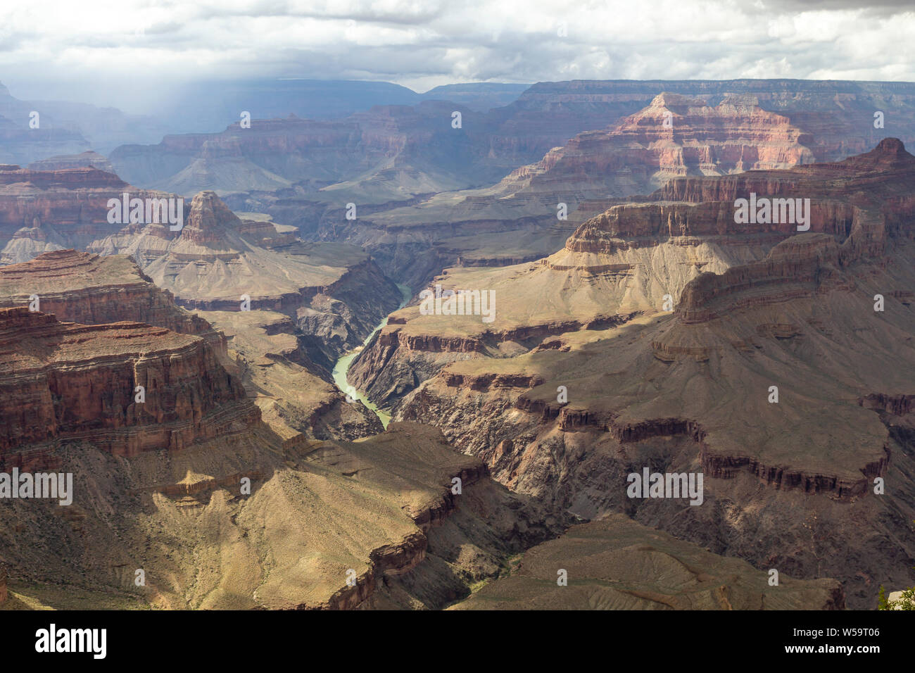 Il fiume Colorado attraversando il paesaggio eroso del Grand Canyon, Arizona, Stati Uniti Foto Stock