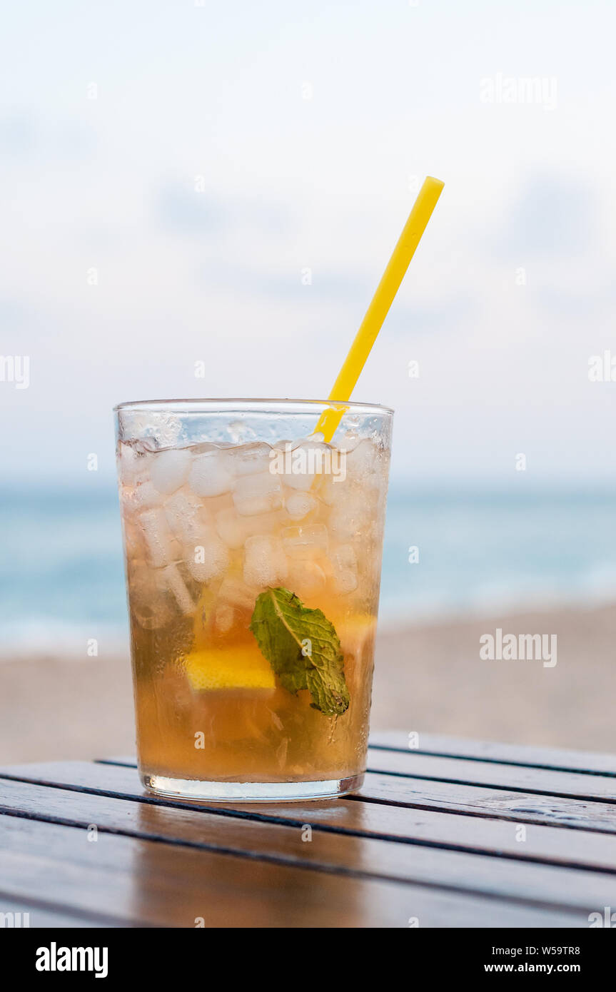 Cold cocktail mojito su una tavola di legno sulla spiaggia Foto Stock