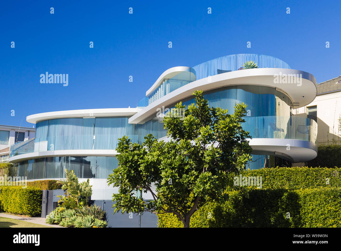 Una casa di lusso a Dover Heights, sobborghi Orientali, Sydney, conosciuta come la Casa della Farfalla con spettacolari vedute del porto di Sydney, Australia. Foto Stock