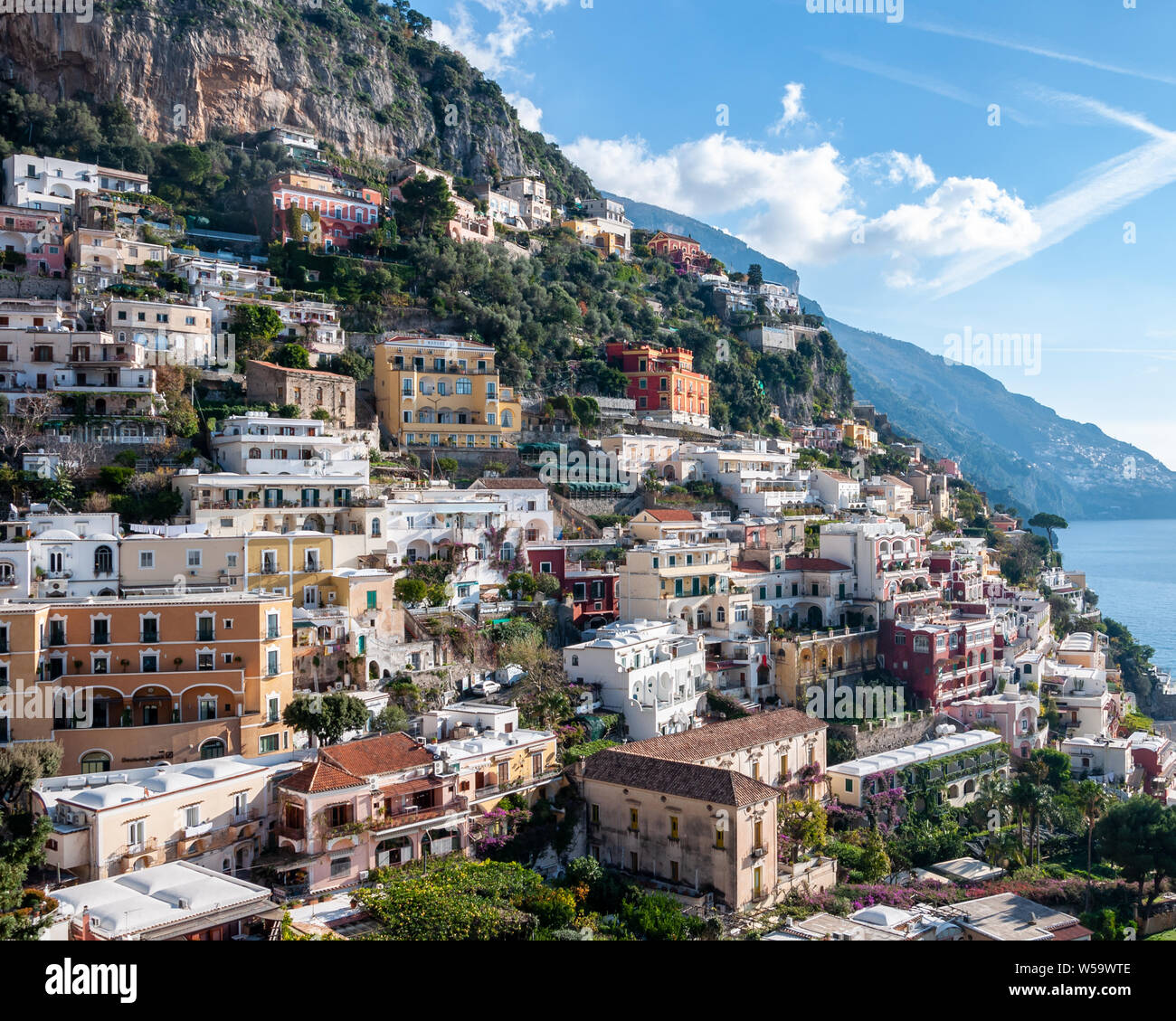 Positano, un villaggio splendido e località balneare della Costiera Amalfitana, dietro il golfo di Napoli e vicino ad Amalfi, Sorrento e Pompei. Foto Stock