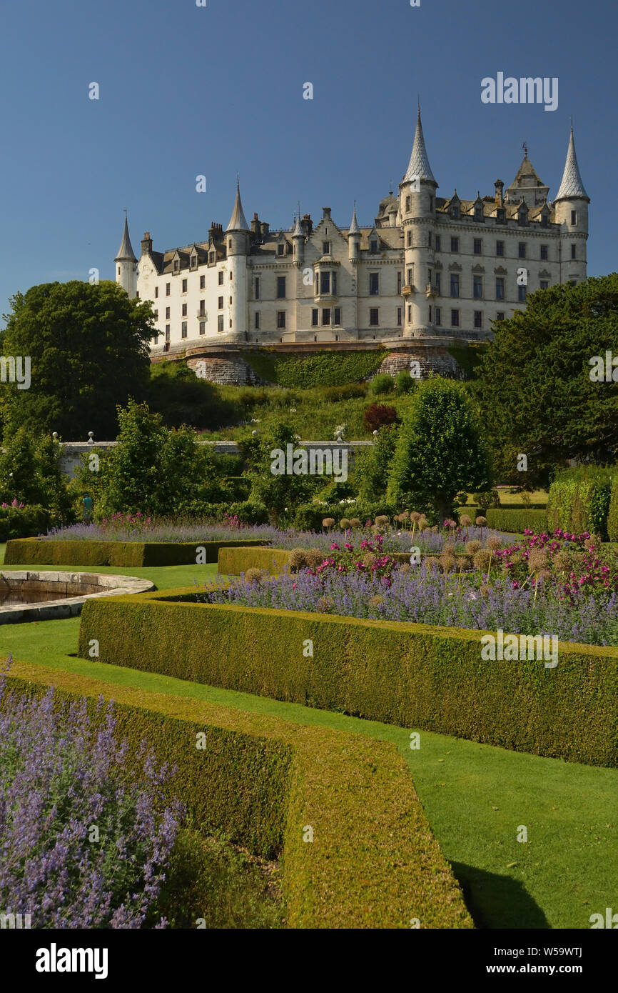 Una vista di Dunrobin Castle e giardini del sole estivo a Golspie, Highlands scozzesi Foto Stock
