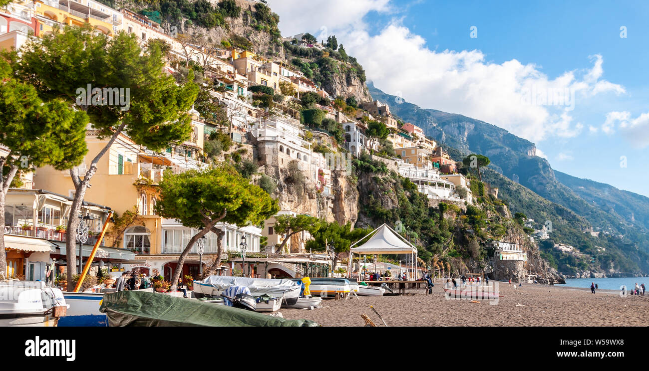 Positano, un villaggio splendido e località balneare della Costiera Amalfitana, dietro il golfo di Napoli e vicino ad Amalfi, Sorrento e Pompei. Foto Stock