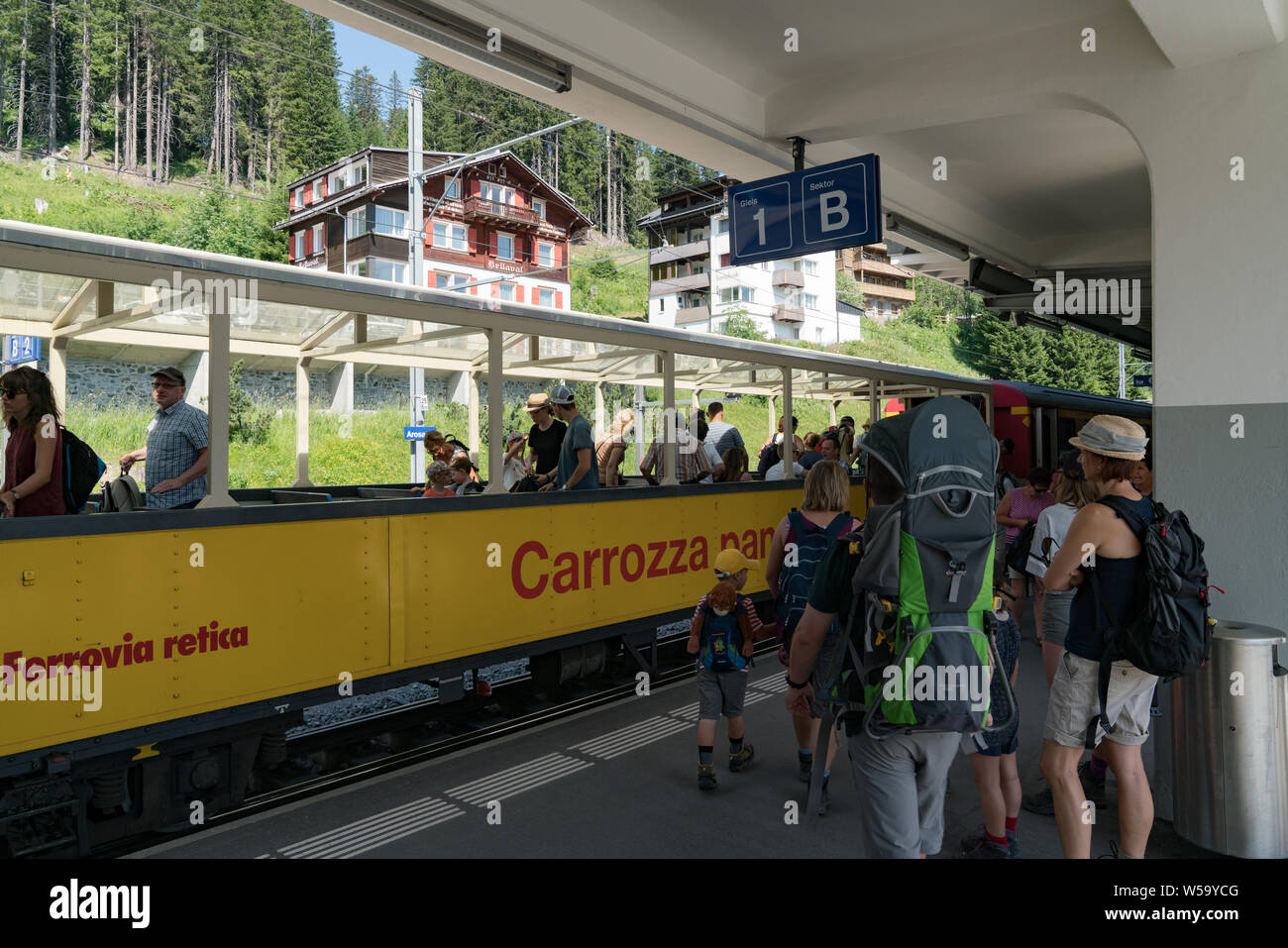 Arosa, GR / Svizzera - 24. Luglio, 2019: turisti di salire e scendere il panorama aperto carrello della Scenic Chur - Arosa la linea ferroviaria in Svizzera dal al Foto Stock