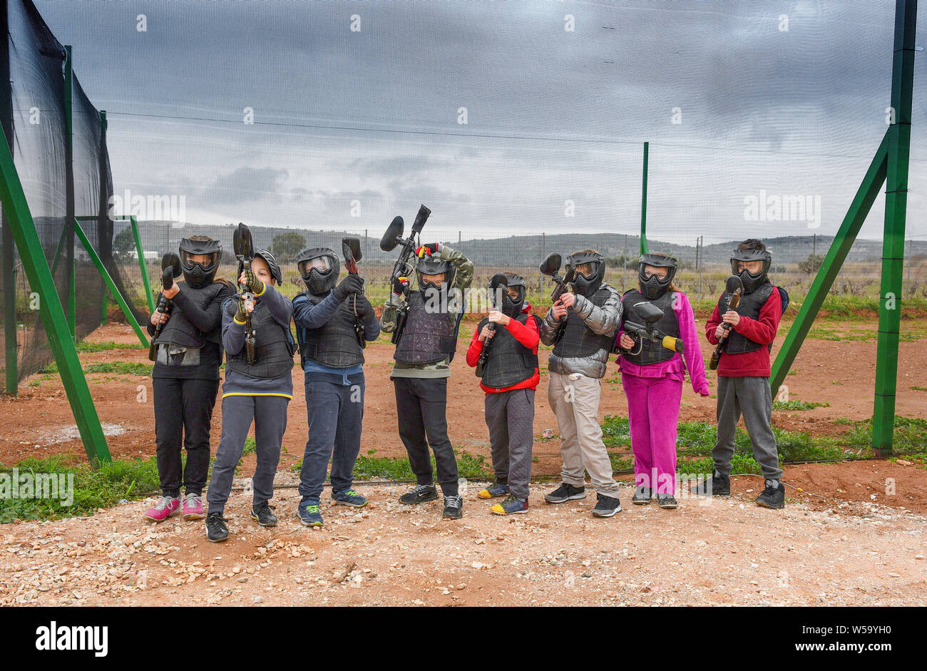 Gruppo di bambini sono pronti per una vernice palla di gioco Foto Stock