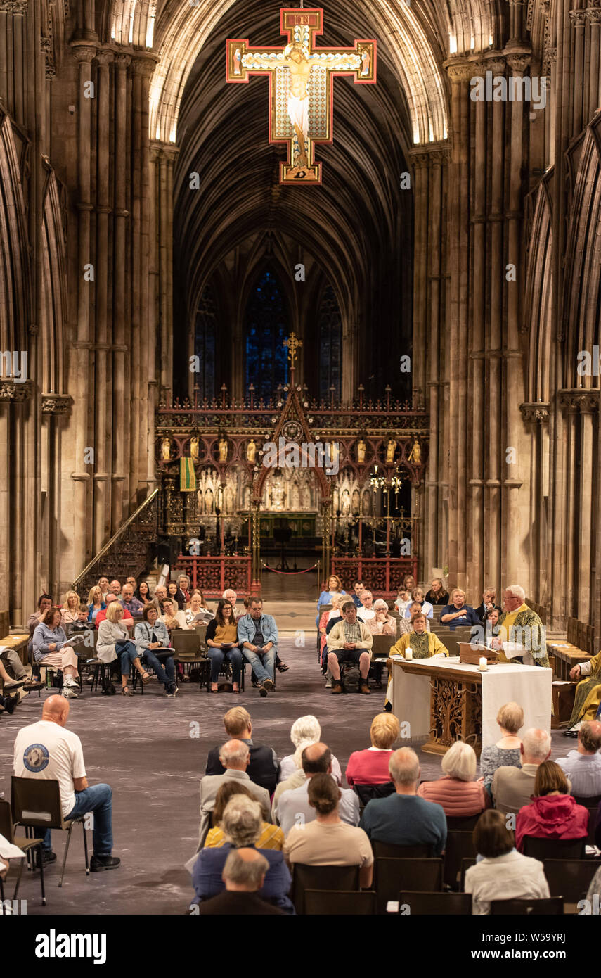 Lichfield Cathedral, Lichfield, Staffordshire, Regno Unito. Il 20 luglio 2019. Una mappa della Luna trasforma il pavimento a Lichfield Cathedral - in occasione del cinquantesimo ann Foto Stock