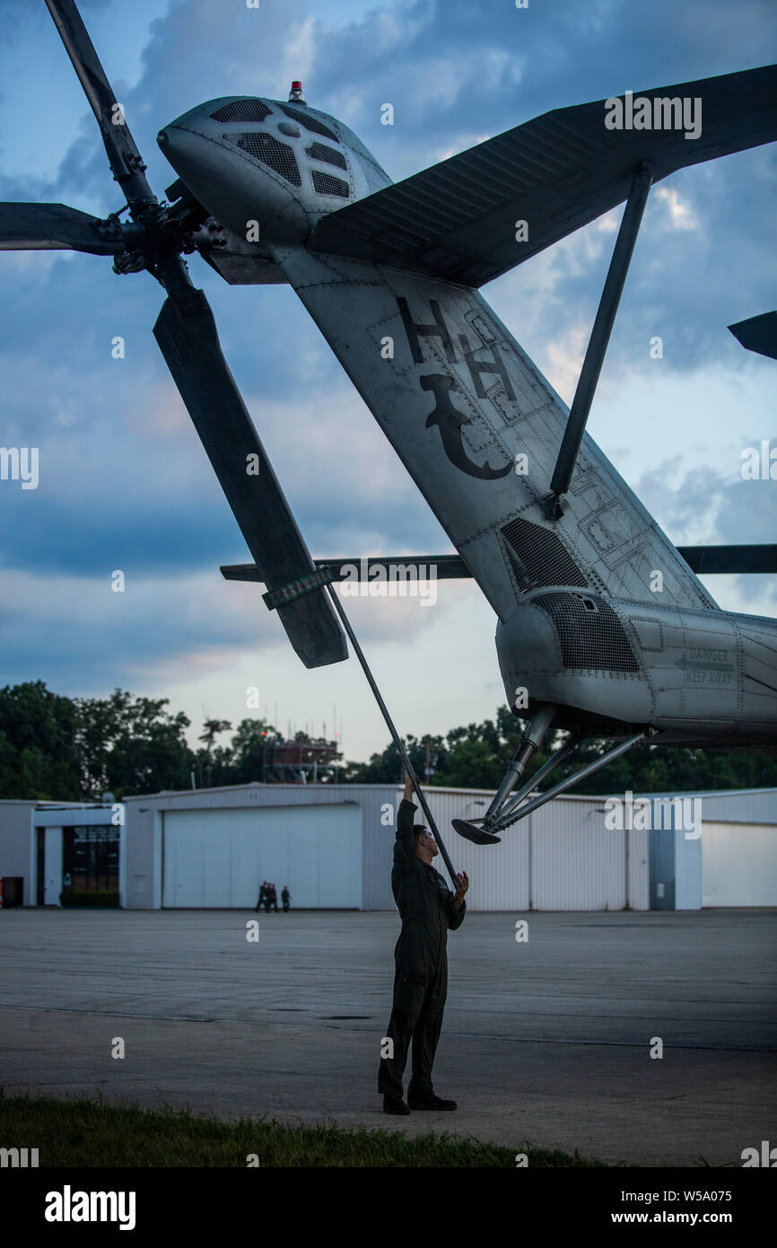 Stati Uniti Marines con Marine elicottero pesante Squadron (VMM) 366 eseguire interventi di manutenzione su un CH-53E Super Stallion a Charleston, West Virginia, 24 luglio 2019. Marines conductvmaintenance al fine di garantire una sicurezza di volo per il pilota, l'equipaggio e i passeggeri. (U.S. Marine Corps photo by Staff Sgt. William L. Holdaway) Foto Stock
