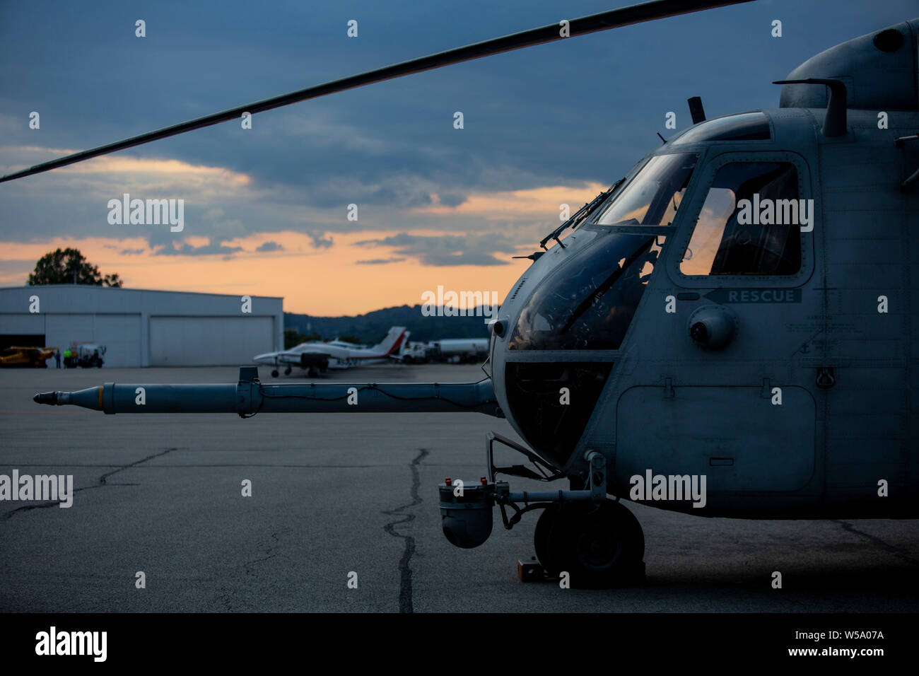 Stati Uniti Marines con Marine elicottero pesante Squadron (VMM) 366 eseguire interventi di manutenzione su un CH-53E Super Stallion a Charleston, West Virginia, 24 luglio 2019. Marines conductvmaintenance al fine di garantire una sicurezza di volo per il pilota, l'equipaggio e i passeggeri. (U.S. Marine Corps photo by Staff Sgt. William L. Holdaway) Foto Stock