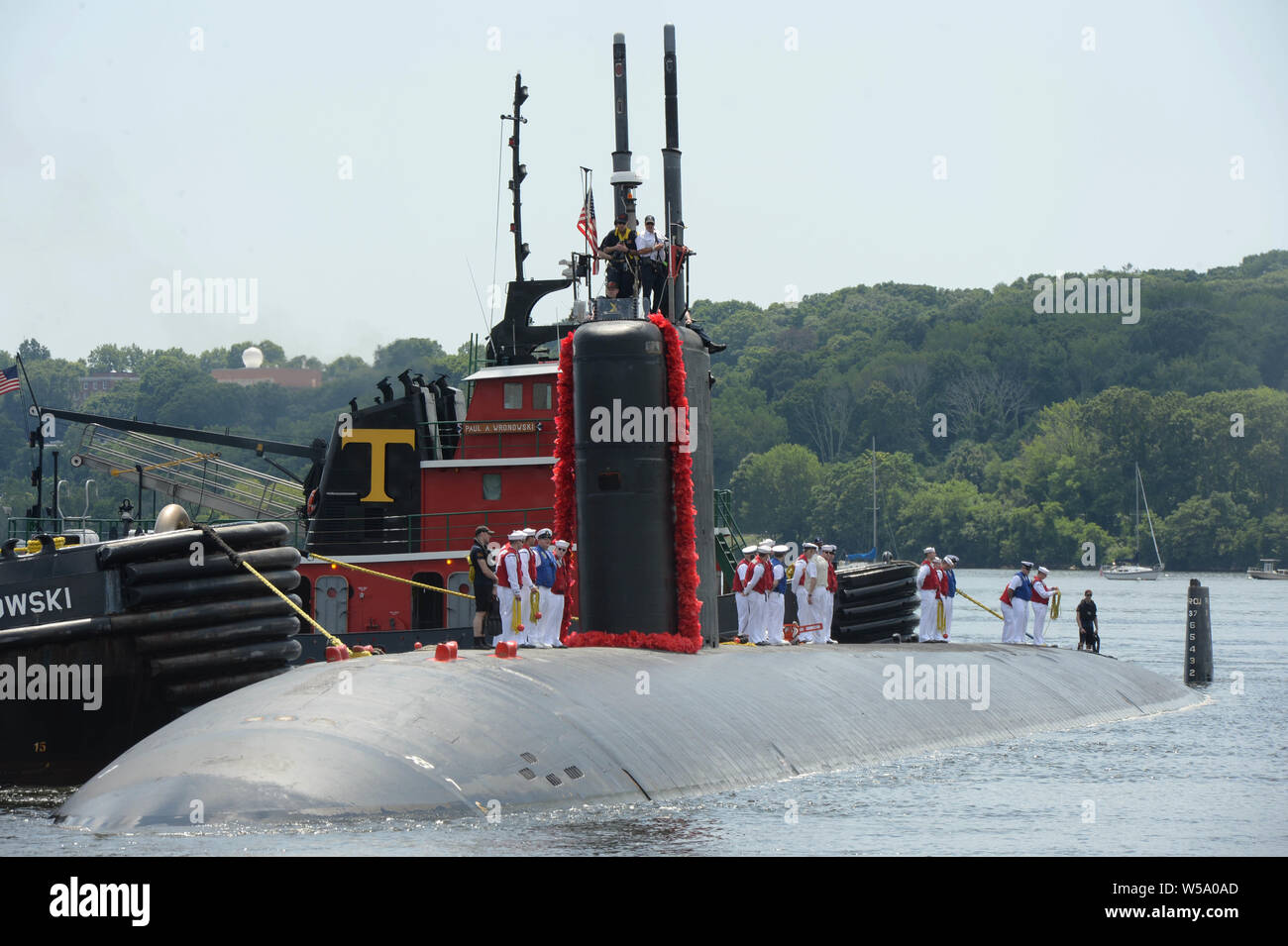 GROTON, Connecticut. (Luglio. 24, 2019) velisti assegnati al Los Angeles-classe fast-attacco sottomarino USS Hartford (SSN 768), stand fesa come essi tirare nel loro homeport a Naval base sottomarina di New London a Groton, Connecticut. Luglio 24, 2019. Hartford eseguito il capo della operazione navale la strategia marittima nel sostenere gli interessi di sicurezza nazionali e le operazioni di sicurezza marittima. (U.S. Foto di Marina di Massa lo specialista di comunicazione 1a classe Steven Hoskins) Foto Stock