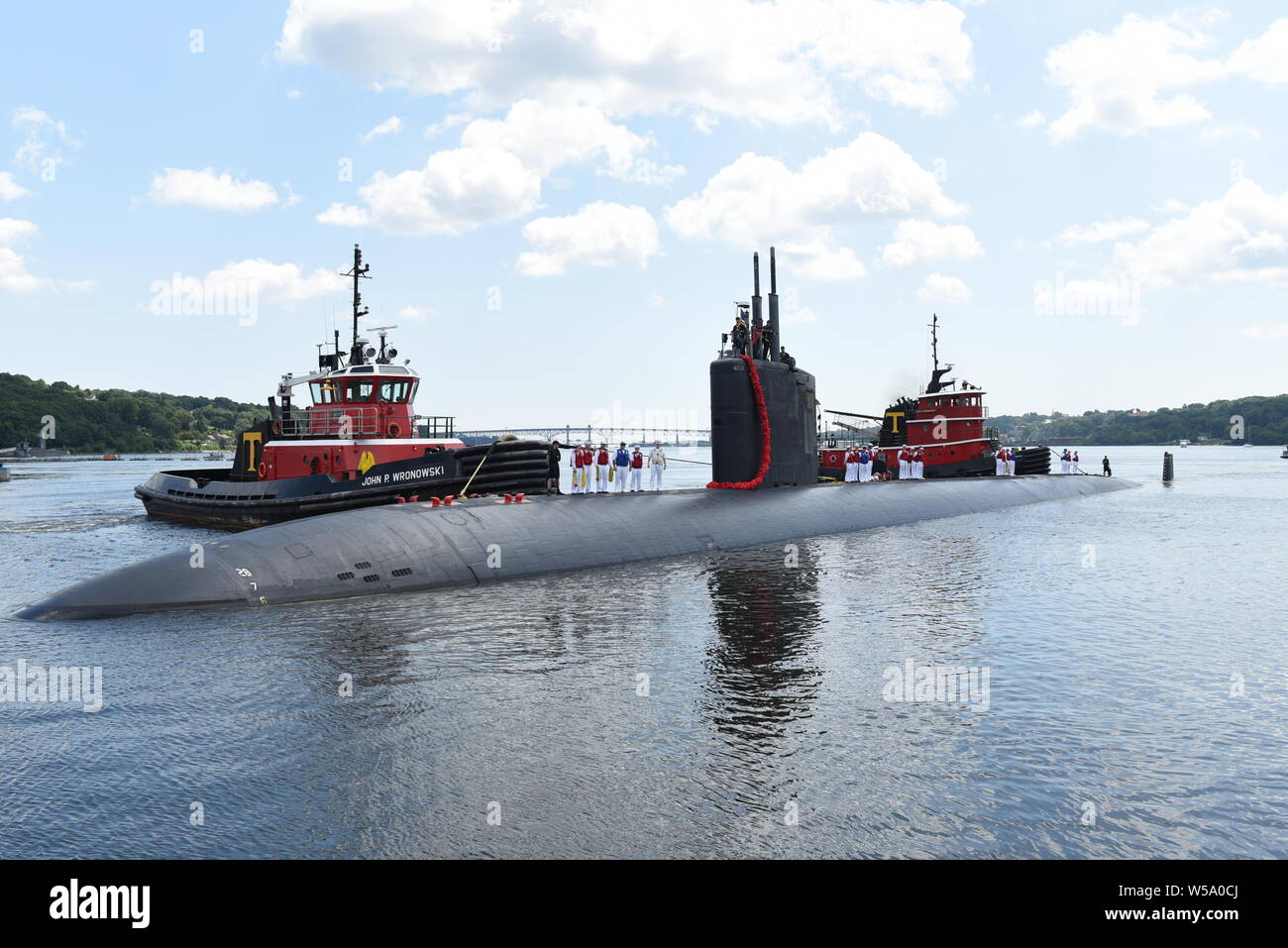 GROTON, Connecticut. (Luglio. 24, 2019) velisti assegnati al Los Angeles-classe fast-attacco sottomarino USS Hartford (SSN 768), stand fesa come essi tirare nel loro homeport a Naval base sottomarina di New London a Groton, Connecticut. Luglio 24, 2019. Hartford eseguito il capo della operazione navale la strategia marittima nel sostenere gli interessi di sicurezza nazionali e le operazioni di sicurezza marittima. (U.S. Foto di Marina di Massa lo specialista di comunicazione 1a classe Steven Hoskins) Foto Stock