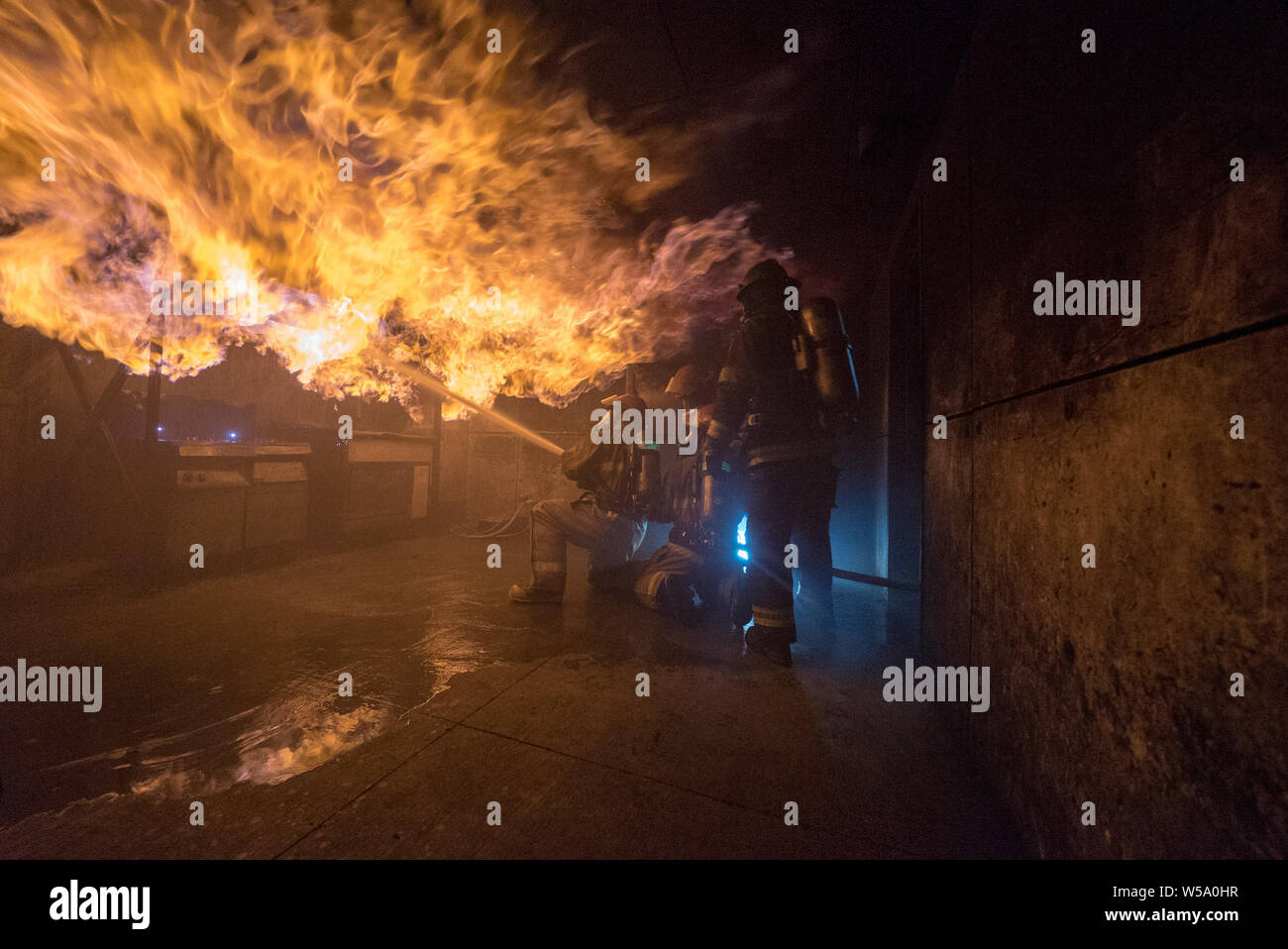 USS Carl Vinson marinai lotta un overhead galley incendio in una lotta antincendio training facility a Bremerton, Washington, 24 luglio 2019. (U.S. Foto di Marina di Massa Specialista comunicazione marinaio Christina Ross/rilasciato) Foto Stock