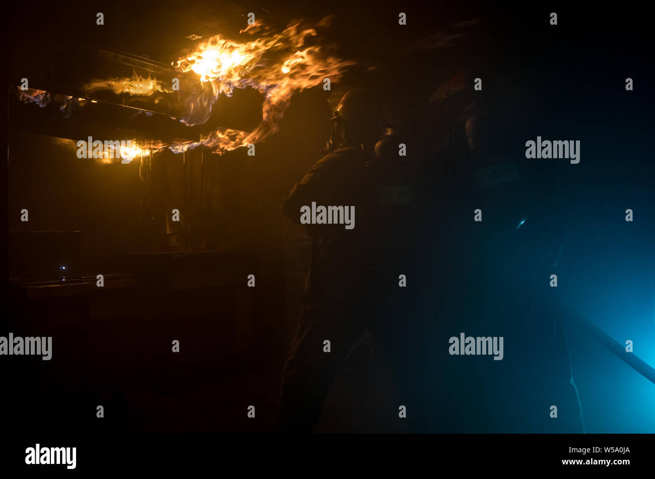 USS Carl Vinson marinai lotta un overhead galley incendio in una lotta antincendio training facility a Bremerton, Washington, 24 luglio 2019. (U.S. Foto di Marina di Massa lo specialista di comunicazione 2a classe Dylan M. Kinee/rilasciato) Foto Stock