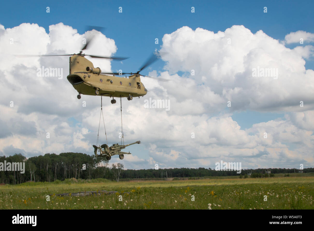 Soldati con batteria C, 1° Battaglione, campo 194th reggimento di artiglieria, 2° brigata di fanteria Team di combattimento, 34a divisione di fanteria, Iowa l esercito nazionale Guard (IANG), per preparare una imbracatura operazione di carico durante un combattimento esportabile capacità di formazione (XCTC) rotazione a Camp Ripley, Minn., il 17 luglio 2019. Più di 3.800 soldati IANG partecipano al giorno 21-esercizio che addestrare soldati in dinamico e scenari difficili, comprese le operazioni notturne e live-fire esercizi. (U.S. Esercito nazionale Guard foto di Spc. Zachary M. Zippe) Foto Stock