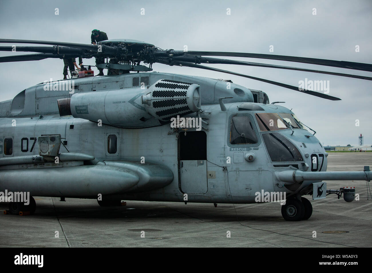 Stati Uniti Marines con Marine elicottero pesante Squadron (VMM) 366 condotta pre-controlli di volo su un CH-53E Super Stallion a Marine Corps Air Station New River, Carolina del Nord, 24 luglio 2019. Marines condotta pre-volo controlli al fine di garantire una sicurezza di volo per il pilota, l'equipaggio e i passeggeri. (U.S. Marine Corps photo by Staff Sgt. William L. Holdaway) Foto Stock