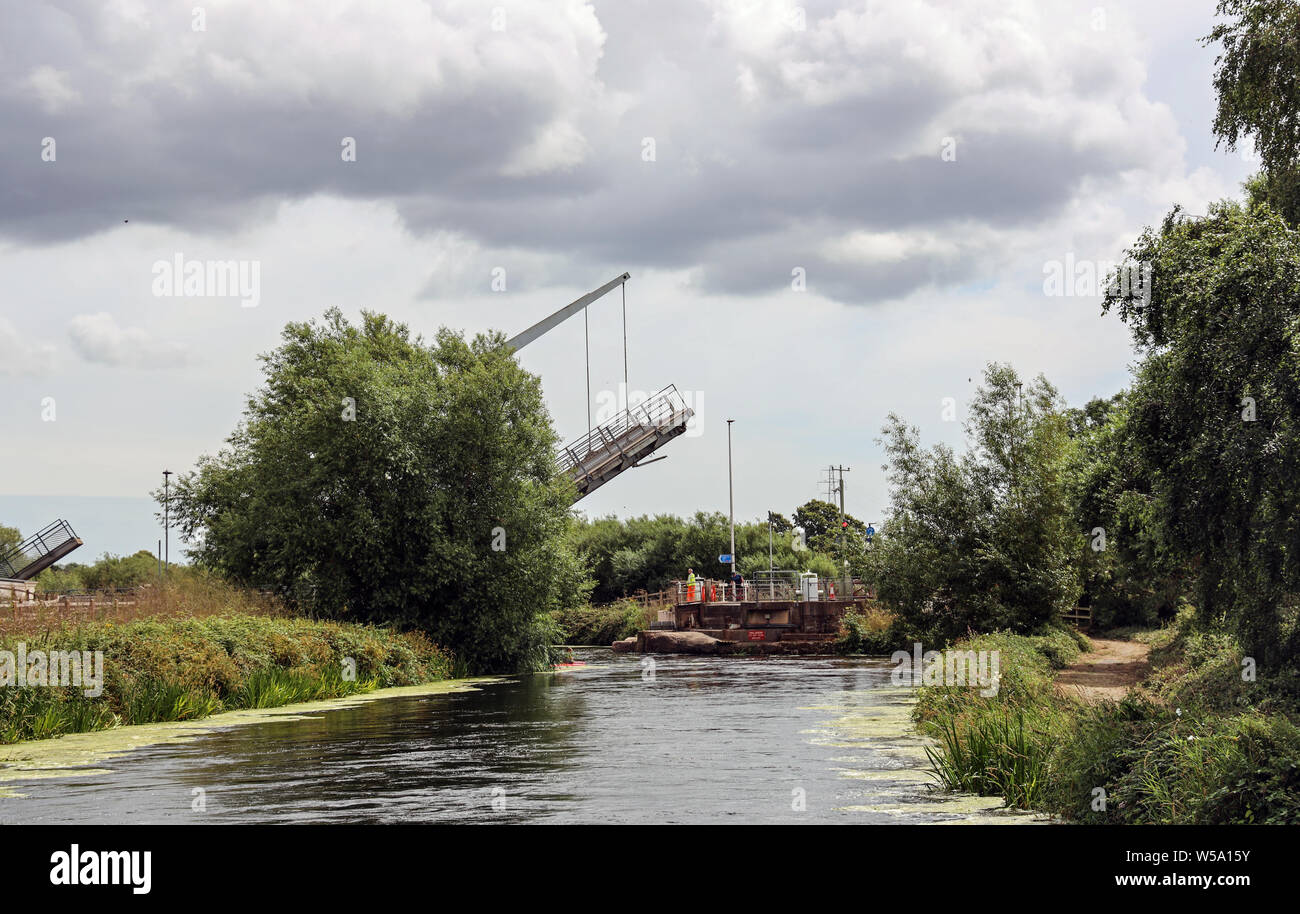 Exeter Canal Cruise passa la contessa Weir con un ponte a bilico e swingbridge in azione Foto Stock