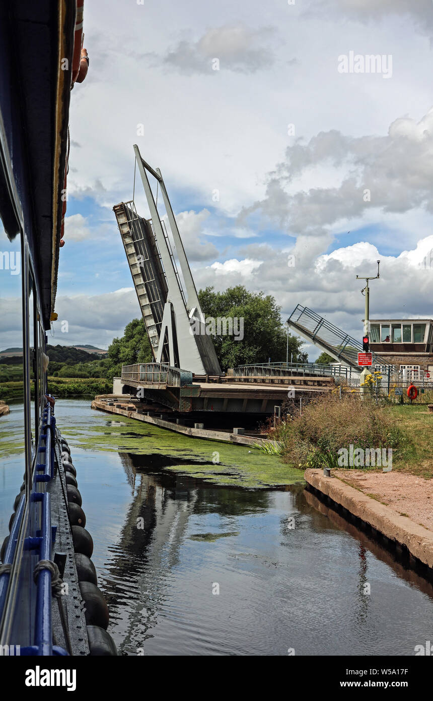 Exeter Canal Cruise passa la contessa Weir con un ponte a bilico e swingbridge in azione Foto Stock