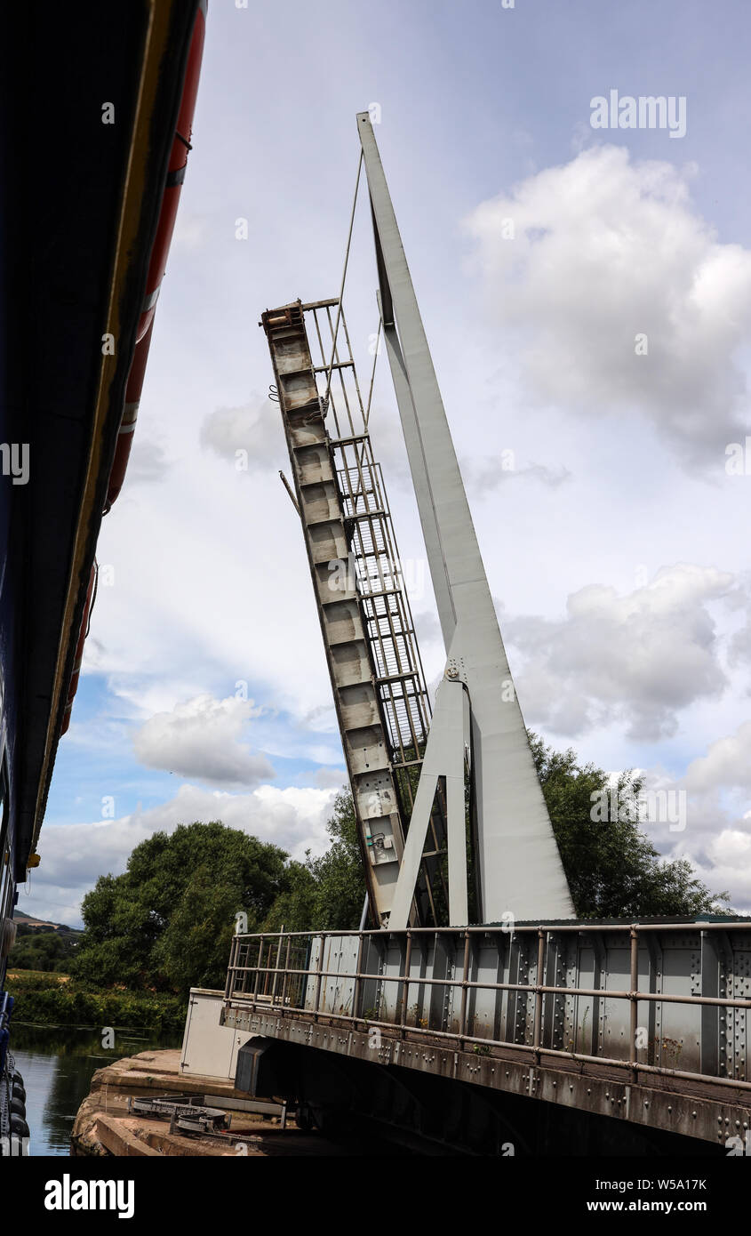 Exeter Canal Cruise passa la contessa Weir con un ponte a bilico e swingbridge in azione Foto Stock