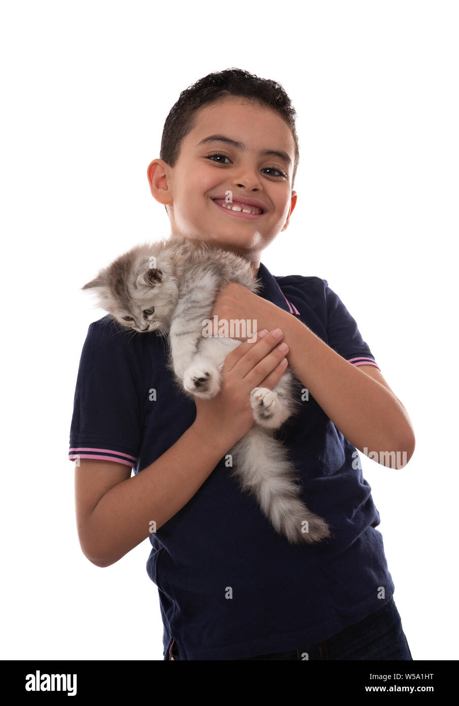 Felice ragazzo giovane sorridente con un peloso cucciolo, abbraccia il suo Pet, isolati su sfondo bianco, Studio Shot Foto Stock