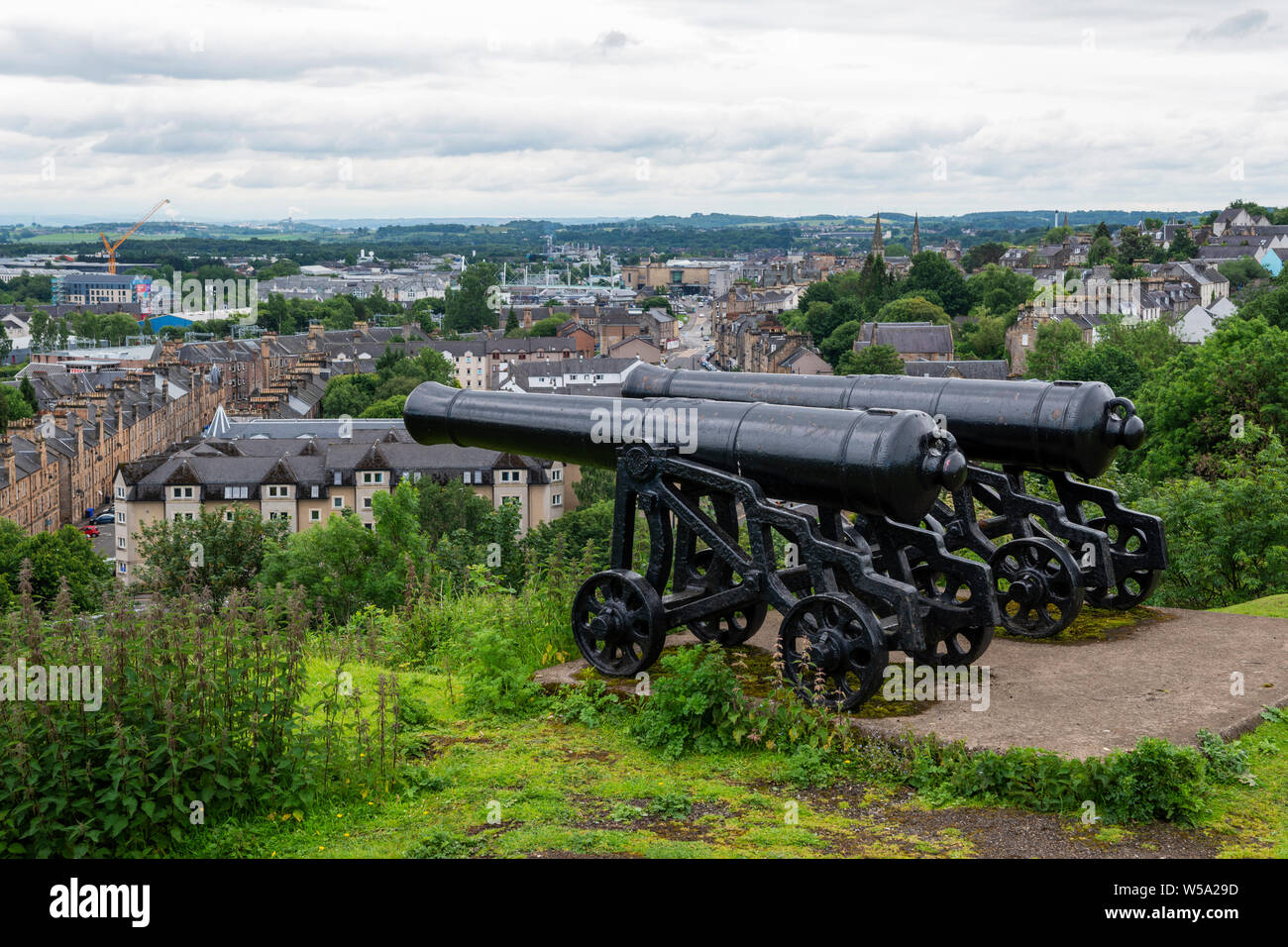 Coppia di vecchi cannoni sulla cima della collina di Gowan che domina la città di Stirling, Scozia, Regno Unito Foto Stock