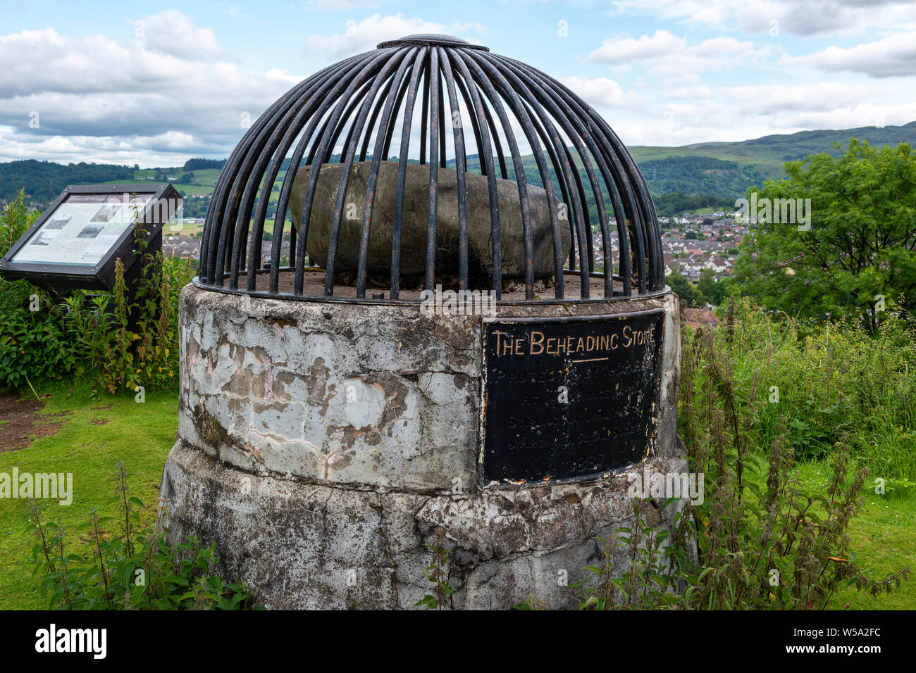 La decapitazione pietra sulla sommità di Gowan collina che domina la città di Stirling, Scozia, Regno Unito Foto Stock