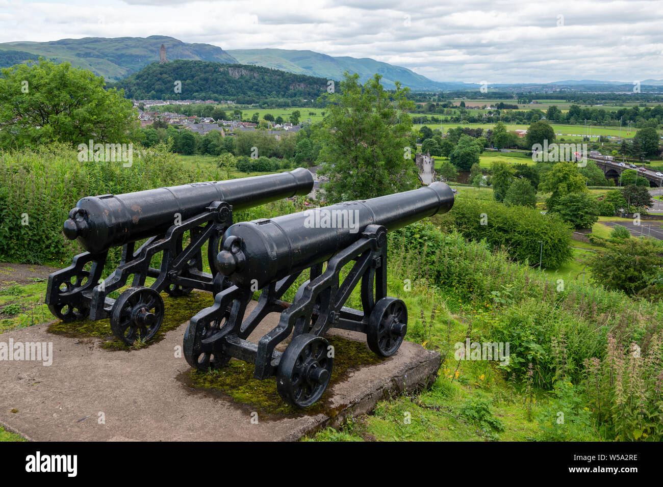 Coppia di vecchi cannoni sulla cima della collina di Gowan che domina la città di Stirling, Scozia, Regno Unito Foto Stock