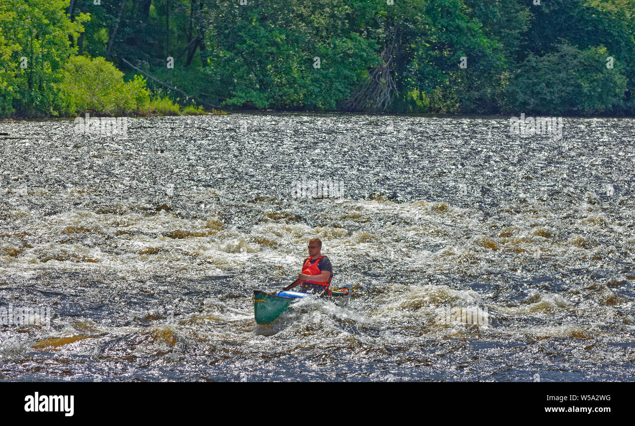 Fiume Spey Scozia verde negoziale di canoa acqua bianca Foto Stock