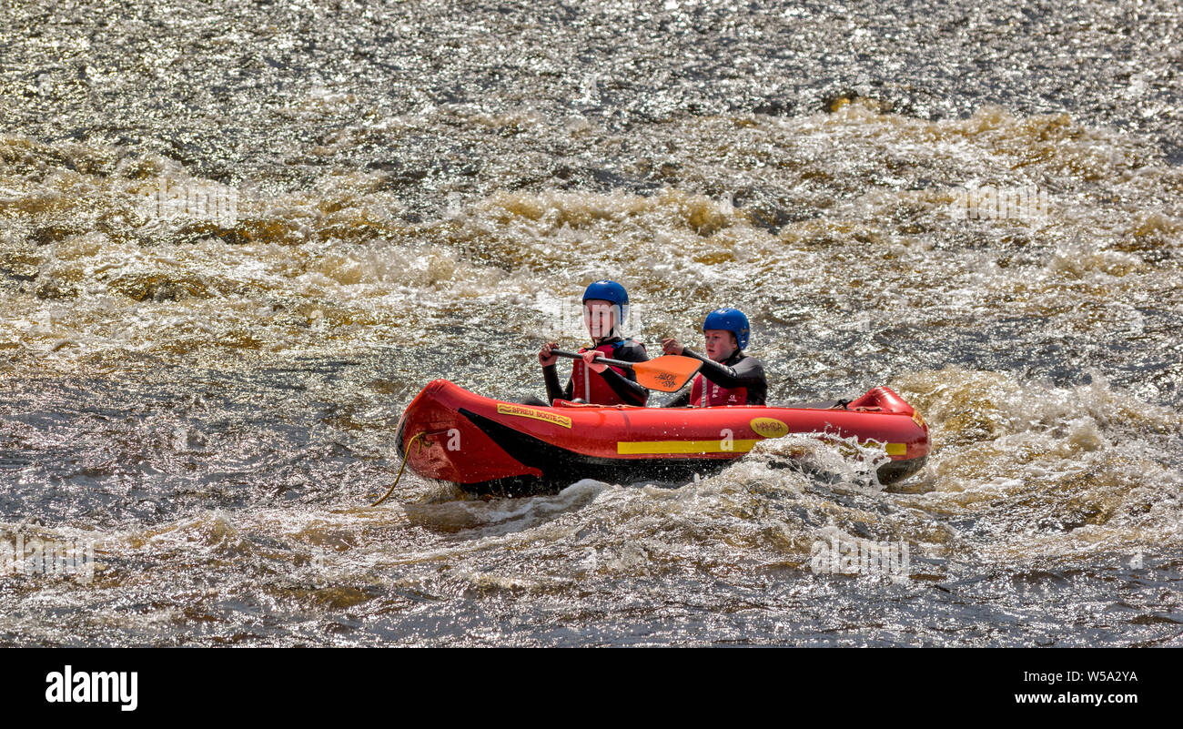Fiume Spey Scozia zattera gonfiabile con due rematori di equitazione le rapide di acqua bianca Foto Stock