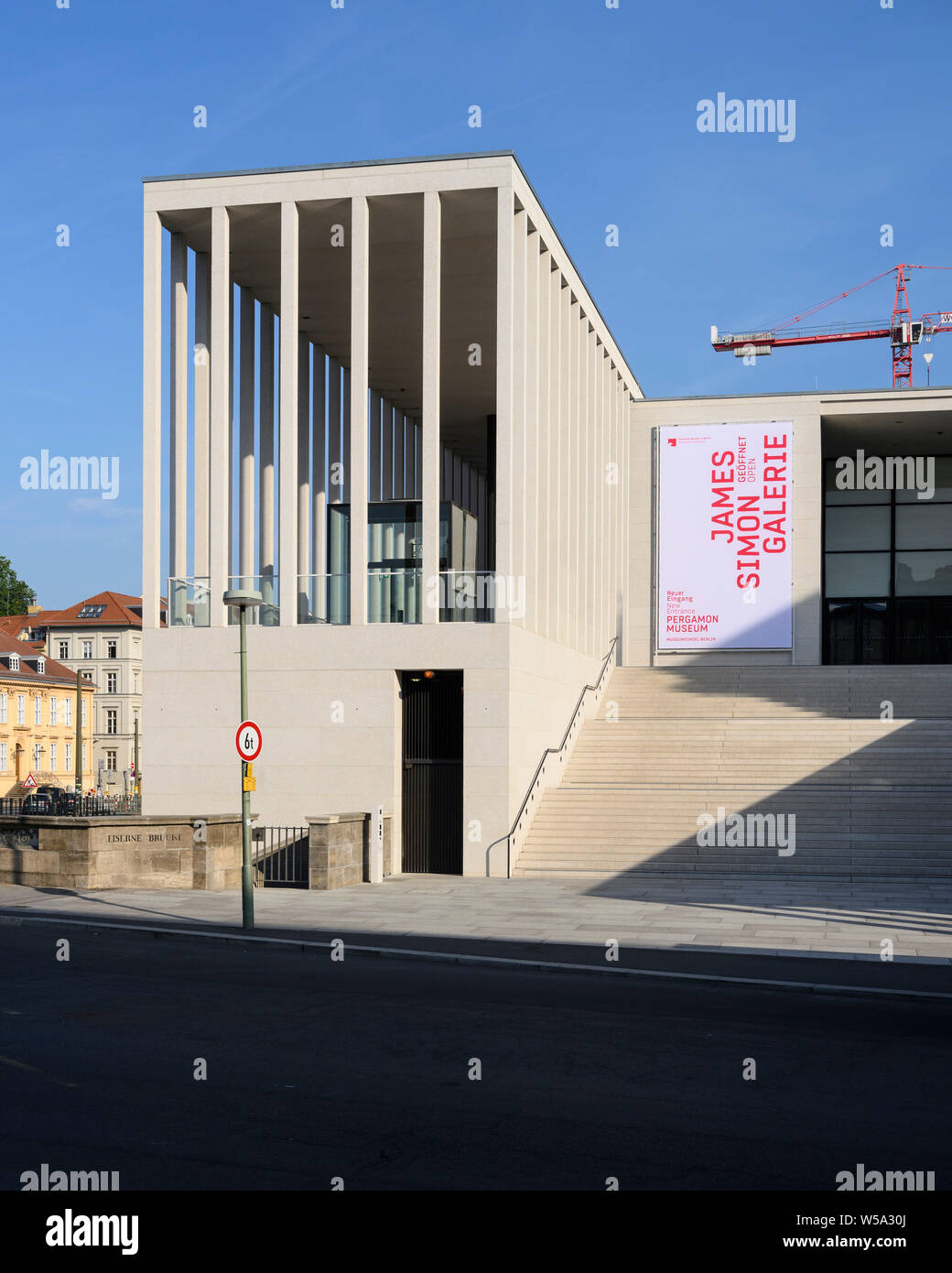 Berlino. Germania. James Simon Galerie, serve come il nuovo edificio di ingresso per il museo Island, da David Chipperfield Architects, 1999-2018. Foto Stock