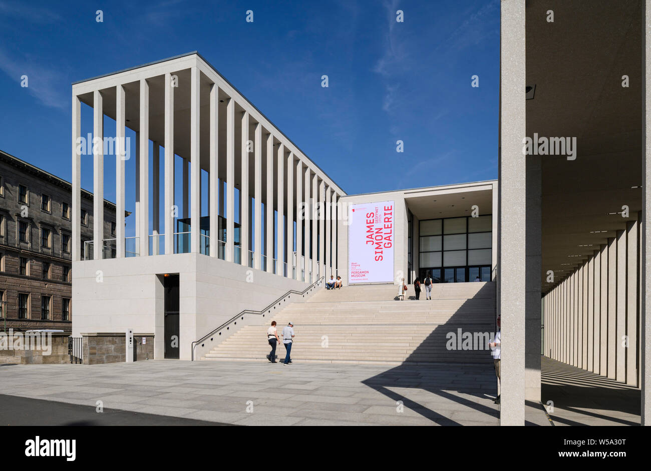 Berlino. Germania. James Simon Galerie, serve come il nuovo edificio di ingresso per il museo Island, da David Chipperfield Architects, 1999-2018. Foto Stock