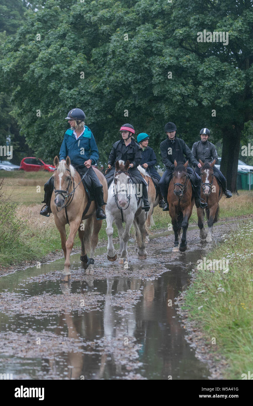 Wimbledon Londra UK. Il 27 luglio 2019. Cavalieri su Wimbledon Common in una piovosa mattinata come temperature beging raffreddare dopo la canicola di registrazione impostato su giovedì .Credito: amer ghazzal/Alamy Live News Foto Stock
