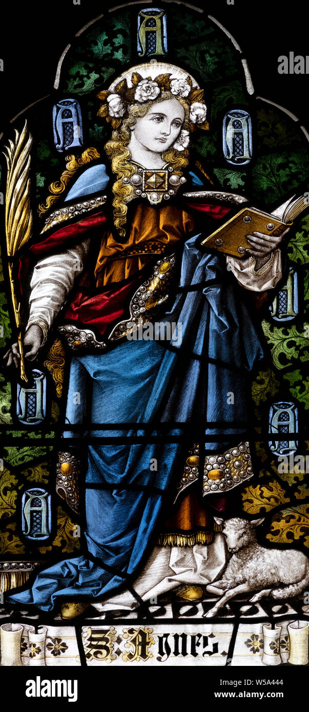 Un inizio xx secolo raffigurazione di sant'Agnese, chiesa di Tutti i Santi, Evesham, Worcestershire, Regno Unito Foto Stock
