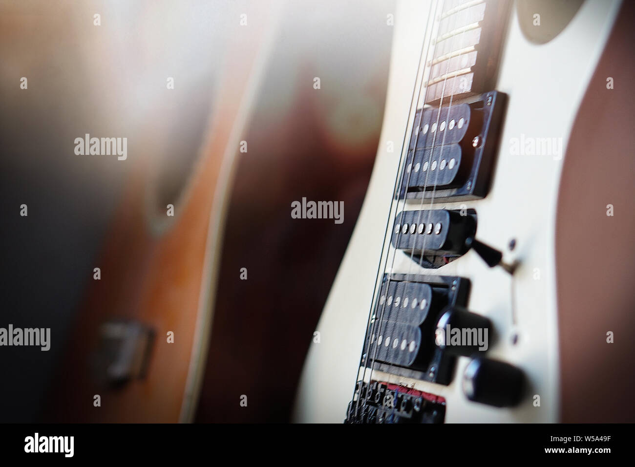 Close-up di chitarra elettrica raggi solari scheda musicale. Stringa musicale strumento, una buona idea per la musica. Foto Stock